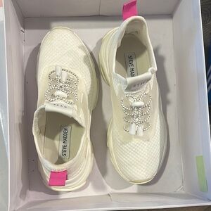 Steve Madden Cream Sneakers with Pink Accent Myles sneaker